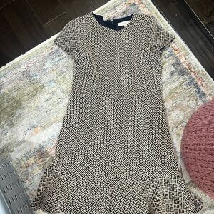 ✨ LOFT Textured Fit & Flare Dress ✨
Size 6 | Black & Cream Geometric Pattern